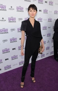 Olga Kurylenko feet photo thumbnail