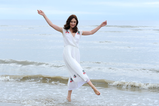 Olga Kurylenko feet photo thumbnail