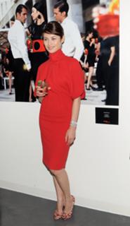 Olga Kurylenko feet photo thumbnail