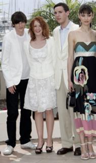 Olga Kurylenko feet photo thumbnail