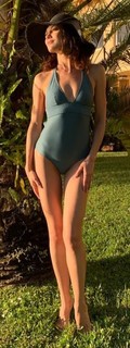 Olga Kurylenko feet photo thumbnail
