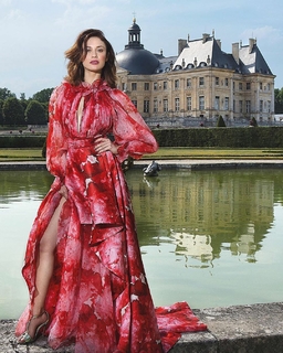 Olga Kurylenko feet photo thumbnail