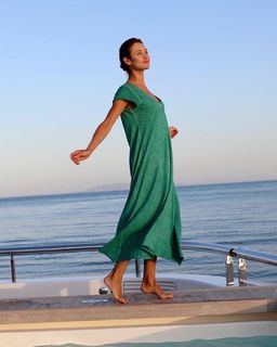 Olga Kurylenko feet photo thumbnail