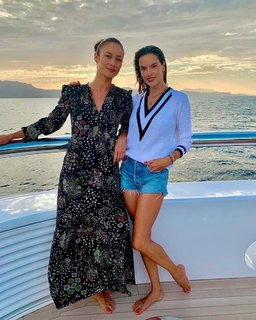 Olga Kurylenko feet photo thumbnail