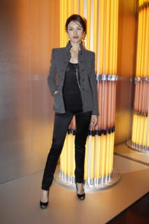 Olga Kurylenko feet photo thumbnail