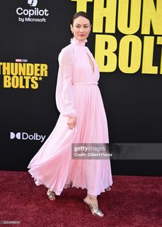 Olga Kurylenko feet photo thumbnail