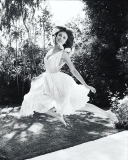 Olga Kurylenko feet photo thumbnail