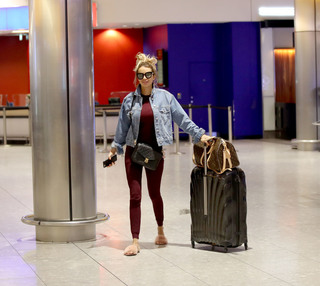 Olivia Attwood feet photo thumbnail