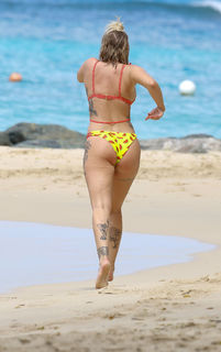 Olivia Buckland feet photo 1
