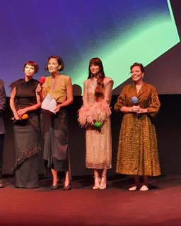 Olivia Colman feet photo thumbnail
