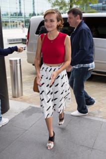 Olivia Cooke feet photo thumbnail