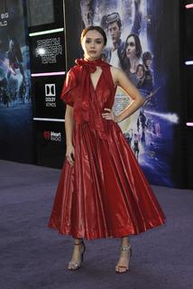 Olivia Cooke feet photo thumbnail
