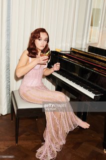 Olivia Cooke feet photo thumbnail