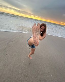 Olivia Cooke feet photo thumbnail