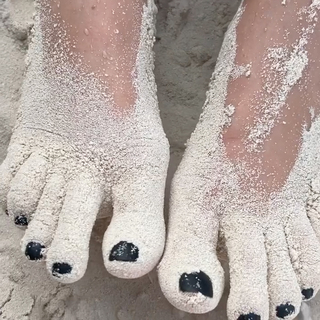 Olivia Cooke feet photo thumbnail