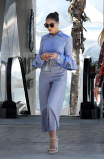 Olivia Culpo feet photo thumbnail