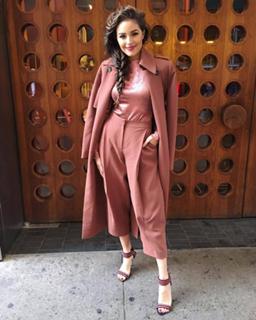 Olivia Culpo feet photo thumbnail