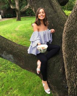 Olivia Culpo feet photo thumbnail