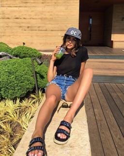 Olivia Culpo feet photo thumbnail