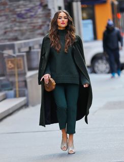 Olivia Culpo feet photo thumbnail