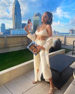Olivia Culpo feet photo thumbnail