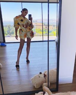 Olivia Culpo feet photo thumbnail