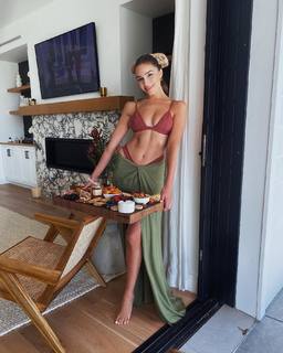 Olivia Culpo feet photo thumbnail