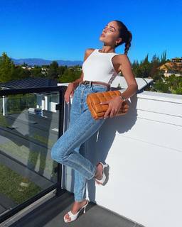 Olivia Culpo feet photo thumbnail