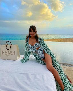 Olivia Culpo feet photo thumbnail
