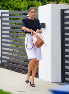 Olivia Culpo feet photo thumbnail