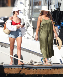 Olivia Culpo feet photo thumbnail