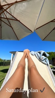 Olivia Culpo feet photo thumbnail