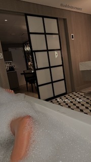 Olivia Culpo feet photo thumbnail