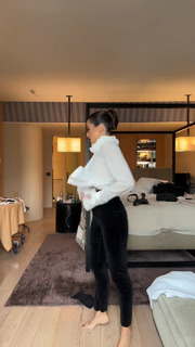Olivia Culpo feet photo thumbnail