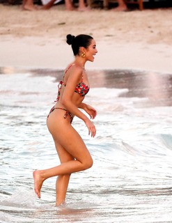 Olivia Culpo feet photo thumbnail