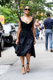 Olivia Culpo feet photo thumbnail