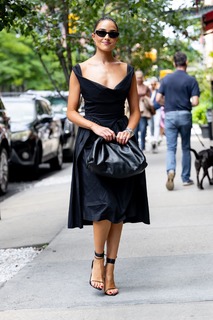 Olivia Culpo feet photo thumbnail