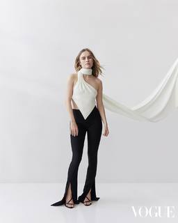 Olivia DeJonge feet photo thumbnail