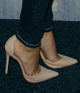 Olivia Holt feet photo thumbnail