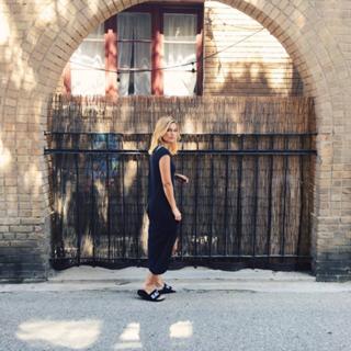 Olivia Holt feet photo thumbnail