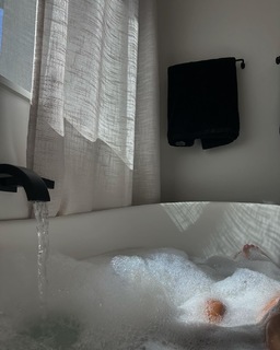 Olivia Holt feet photo thumbnail