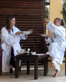 Olivia Holt feet photo thumbnail