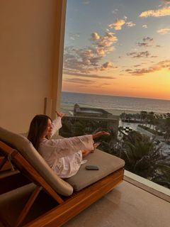 Olivia Holt feet photo thumbnail