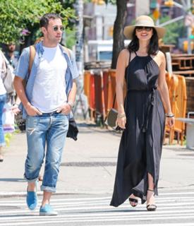 Olivia Munn feet photo thumbnail