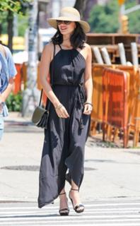 Olivia Munn feet photo thumbnail