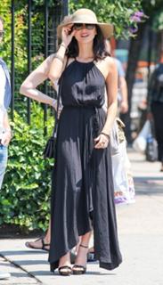 Olivia Munn feet photo thumbnail