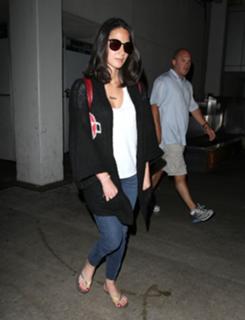 Olivia Munn feet photo thumbnail