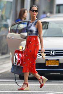 Olivia Munn feet photo thumbnail