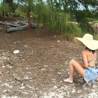 Olivia Munn feet photo thumbnail