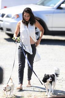 Olivia Munn feet photo thumbnail